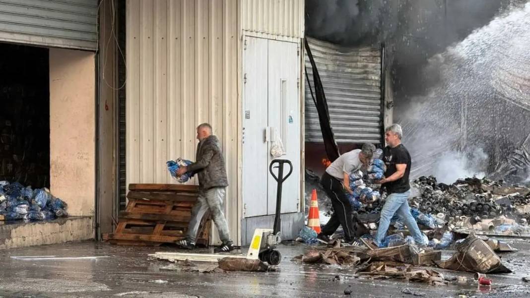 Adana’da Hırdavat Dükkanında Başlayan Yangın Ticaret Merkezini Sardı! 1